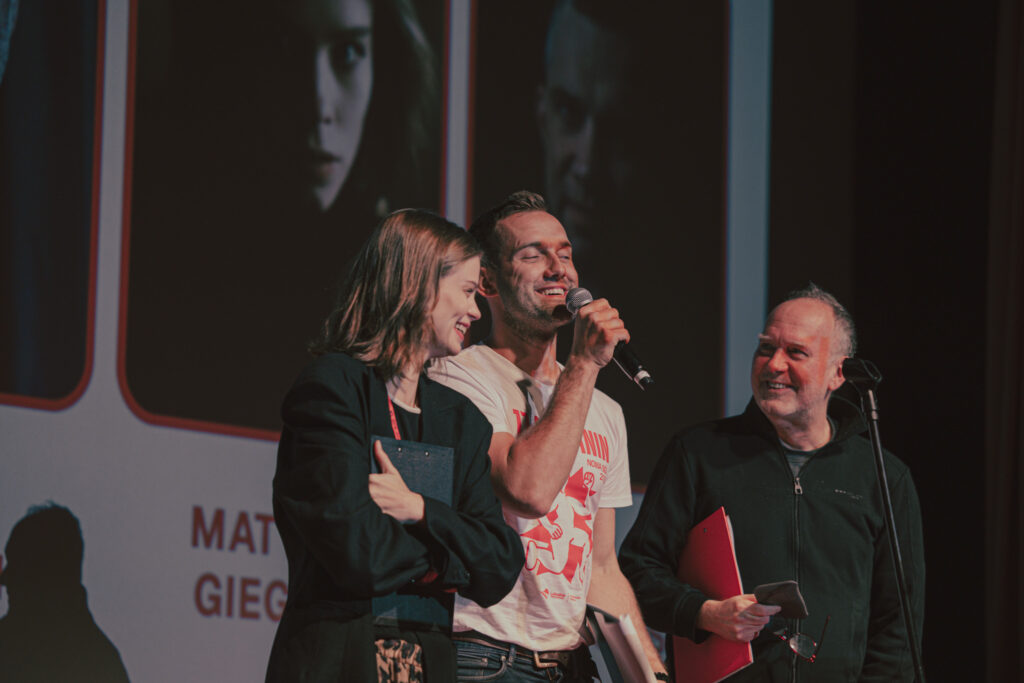 Trójka prowadzących 17. Solanin Film Festiwal przedstawia jury konkursowe.