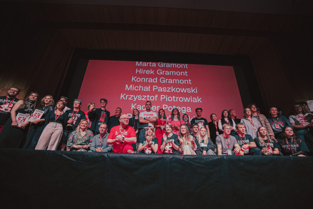 Laureaci 17. Solanin Film Festiwal pozują na scenie do wspólnego zdjęcia ze statuetkami i dyplomami.