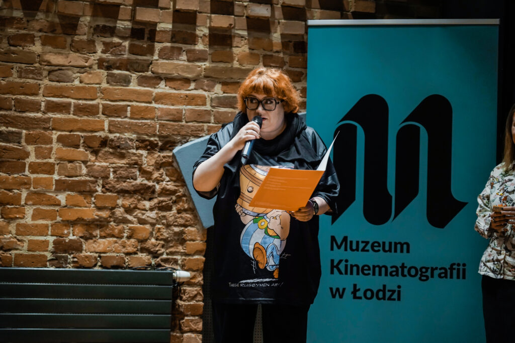 Marta Karnkowska, Kuratorka Nagród im. Jana Machulskiego, odczytuje nominacje na scenie podczas finału Festiwalu O!PLA.